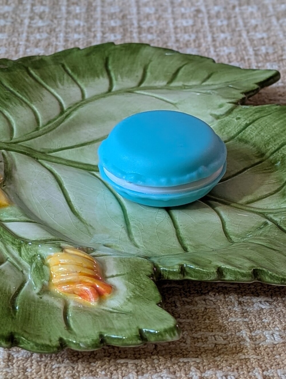 Macaroon Pin Surprise